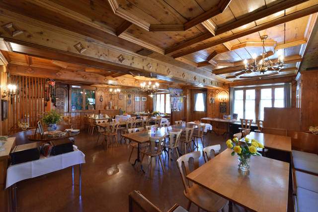 Restaurant mit Holztäfer